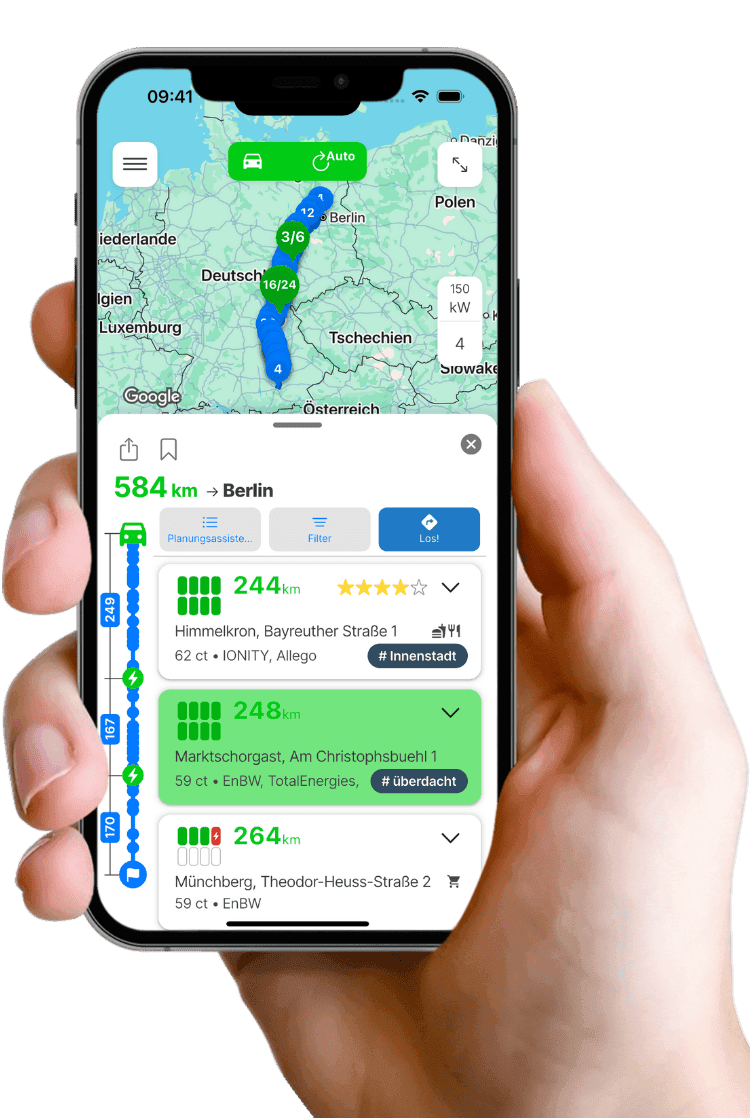 Hand hält Smartphone mit der ChargingTime App und Routenplanung mit Ladeparks