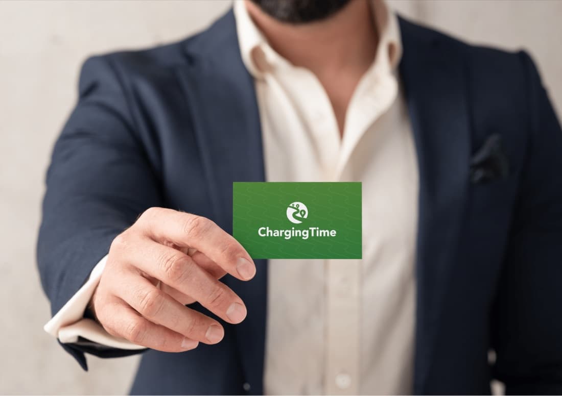 Übergabe der grünen ChargingTime Ladekarte für Firmenflotten